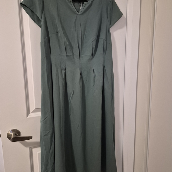 BloomChic Dresses & Skirts - BloomChic Elegant Sage Green Cap Sleeve Midi Dress